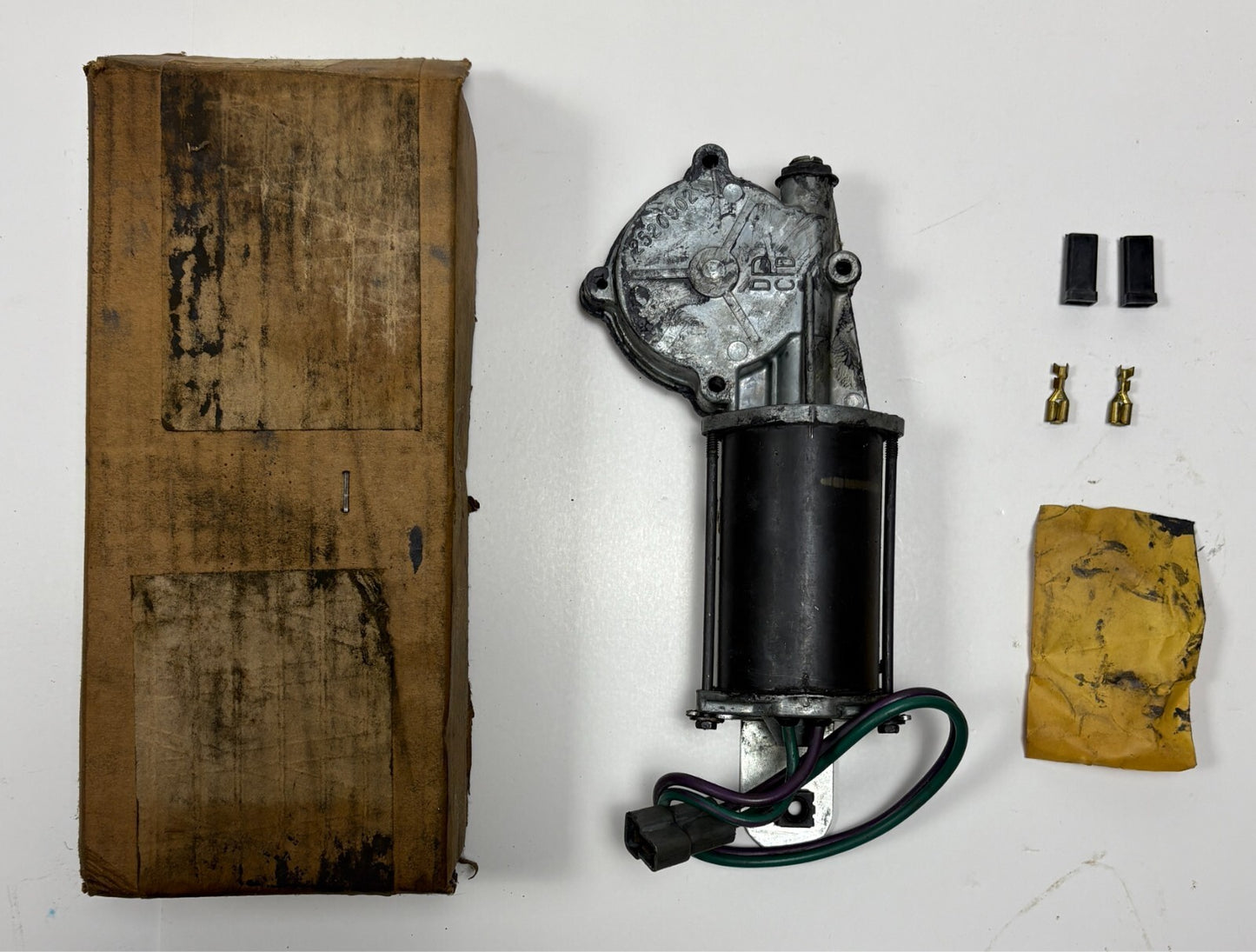 New Old Stock Front Right Window Motor for 1969-70 Models Mopar #3004126
