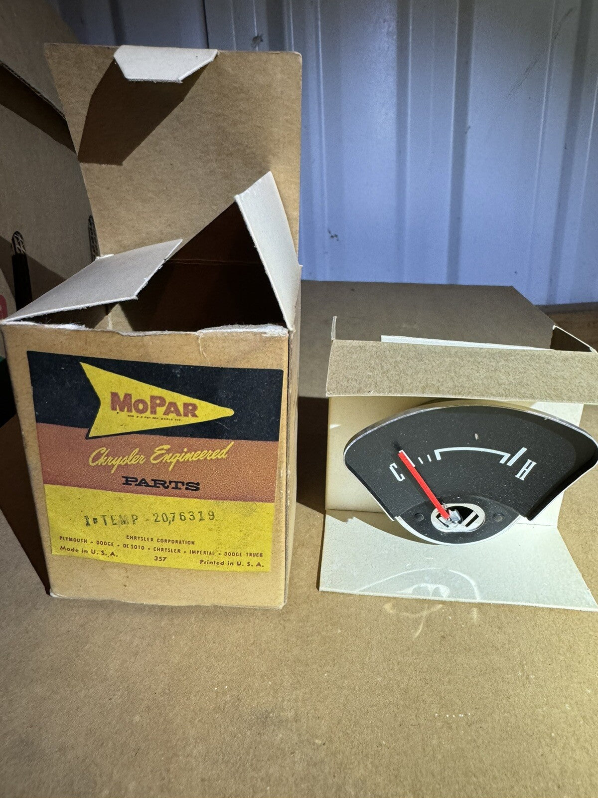 NOS MOPAR 1960 VALIANT CUSTOM DELUXE TEMP GAUGE #2076319