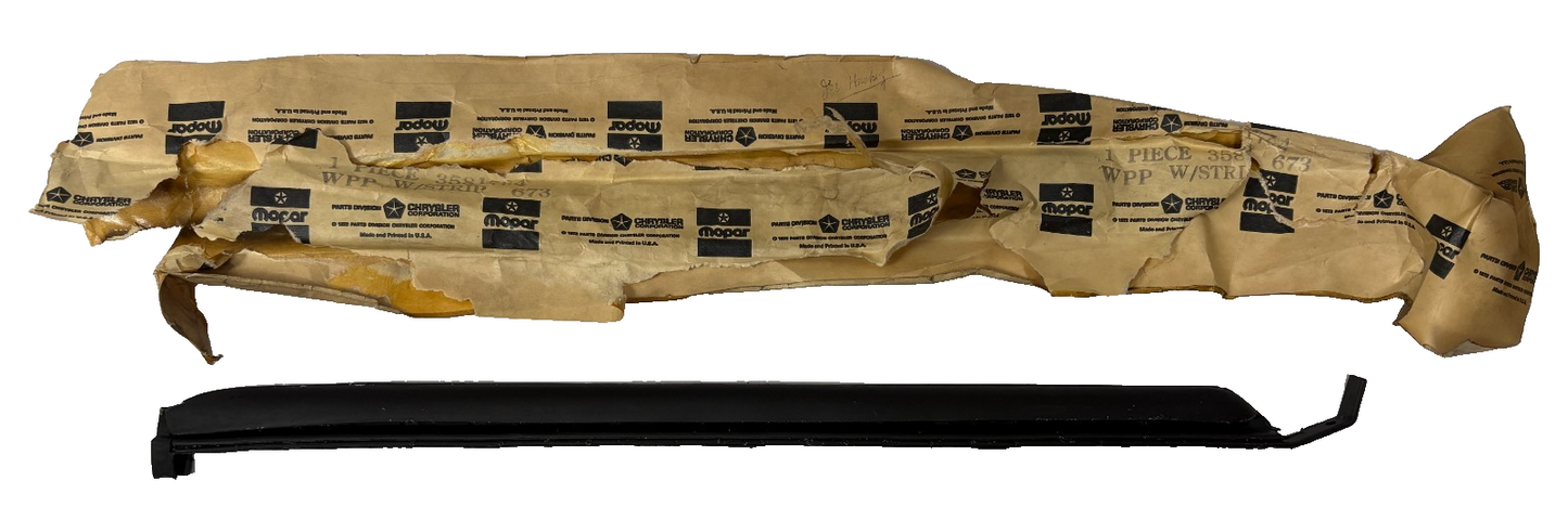 New Old Stock Right Rear Window Front Frame Weatherstrip for 1972-73 #3581794