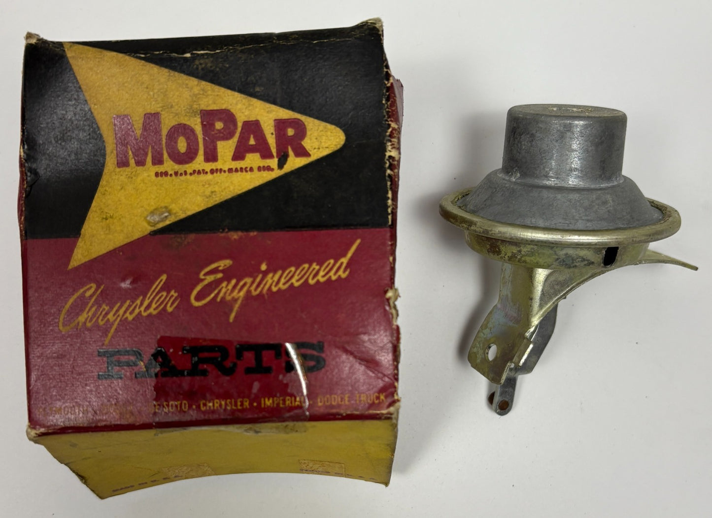 New Old Stock Vacuum Advance Unit for 1961 170 CI Models Mopar #2084652