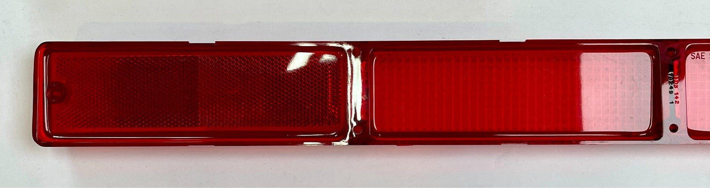 New Old Stock Right Taillight Lens & Gasket for 1970-71 Imperials Mopar #3420596