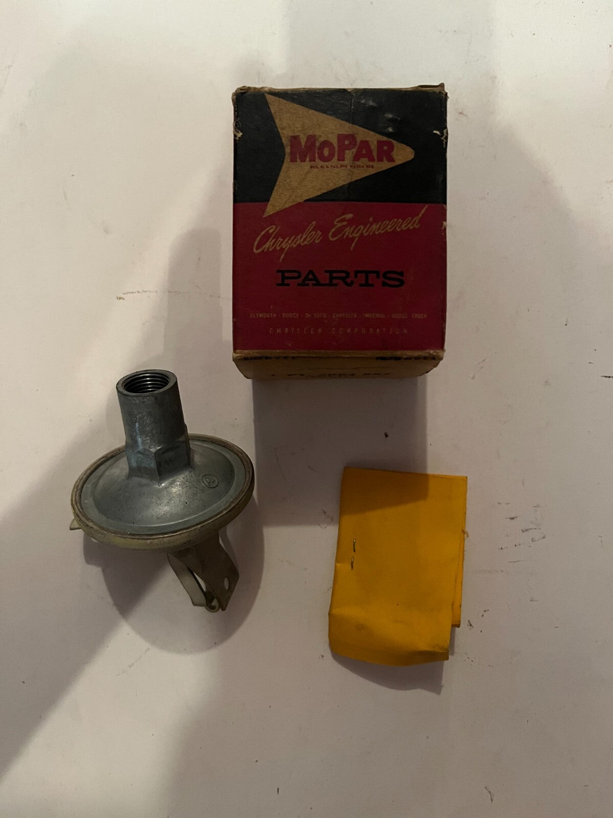 NOS Mopar Vacuum Advance Unit 1960-1961 383 HP Plymouth Dodge Desoto #2084857