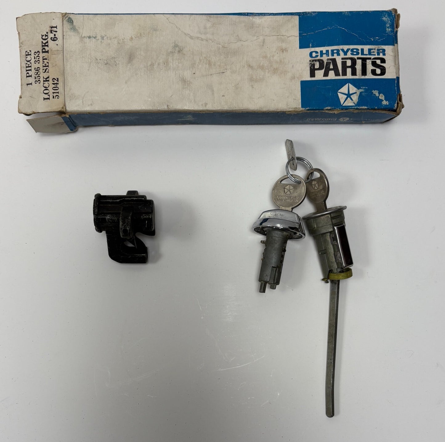 New Old Stock Deck Lid & Glove Box Lock for 1972 Chrysler Models Mopar #3586353