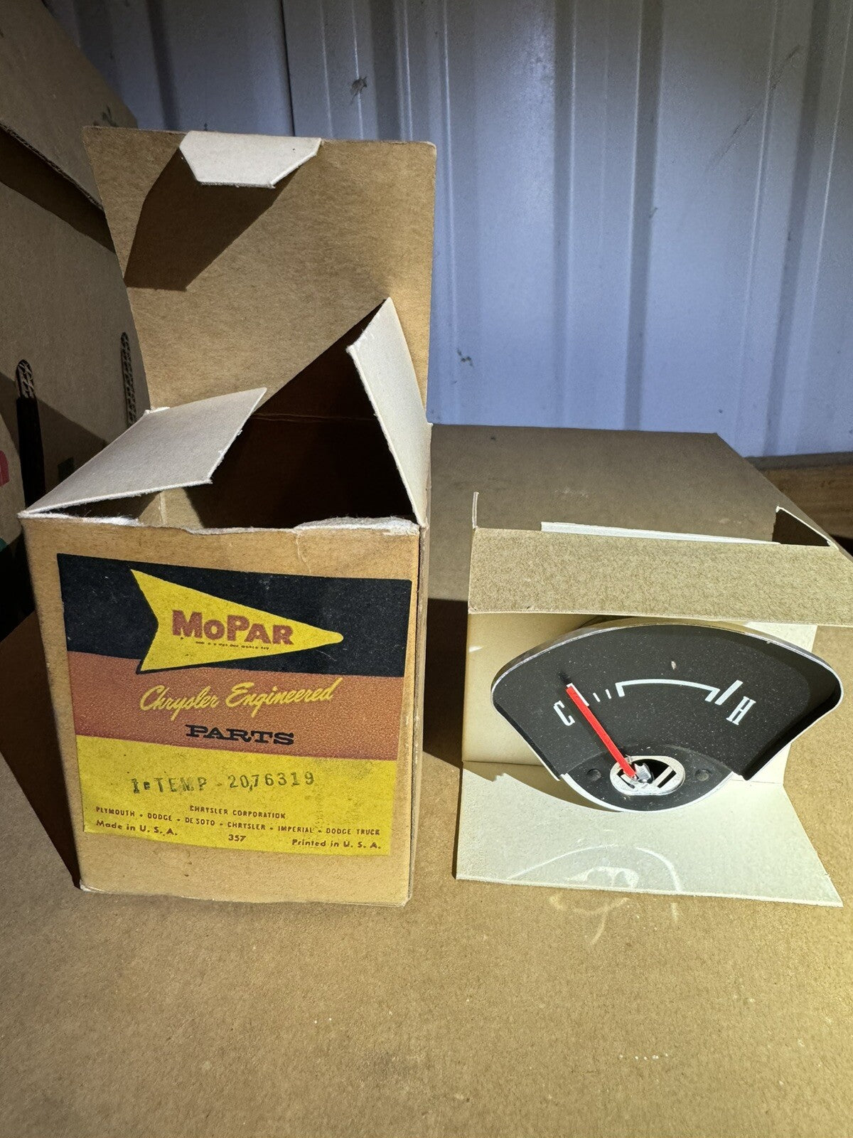 NOS MOPAR 1960 VALIANT CUSTOM DELUXE TEMP GAUGE #2076319