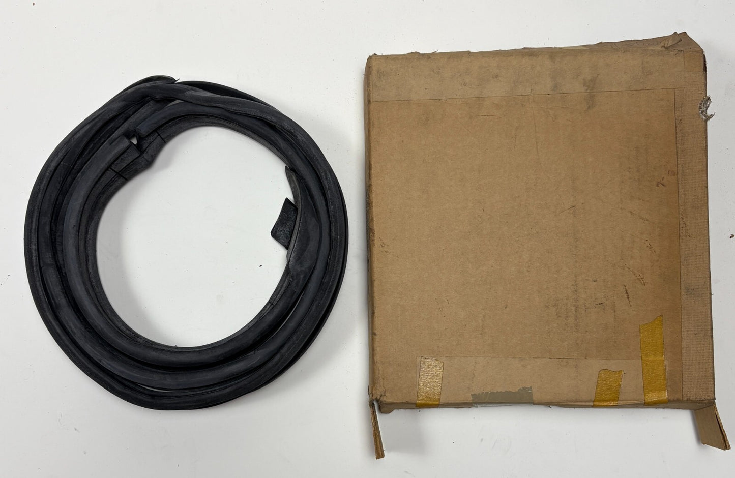 New Old Stock Roof Rail Weatherstrip Right Side for 1971 Models Mopar #3505904