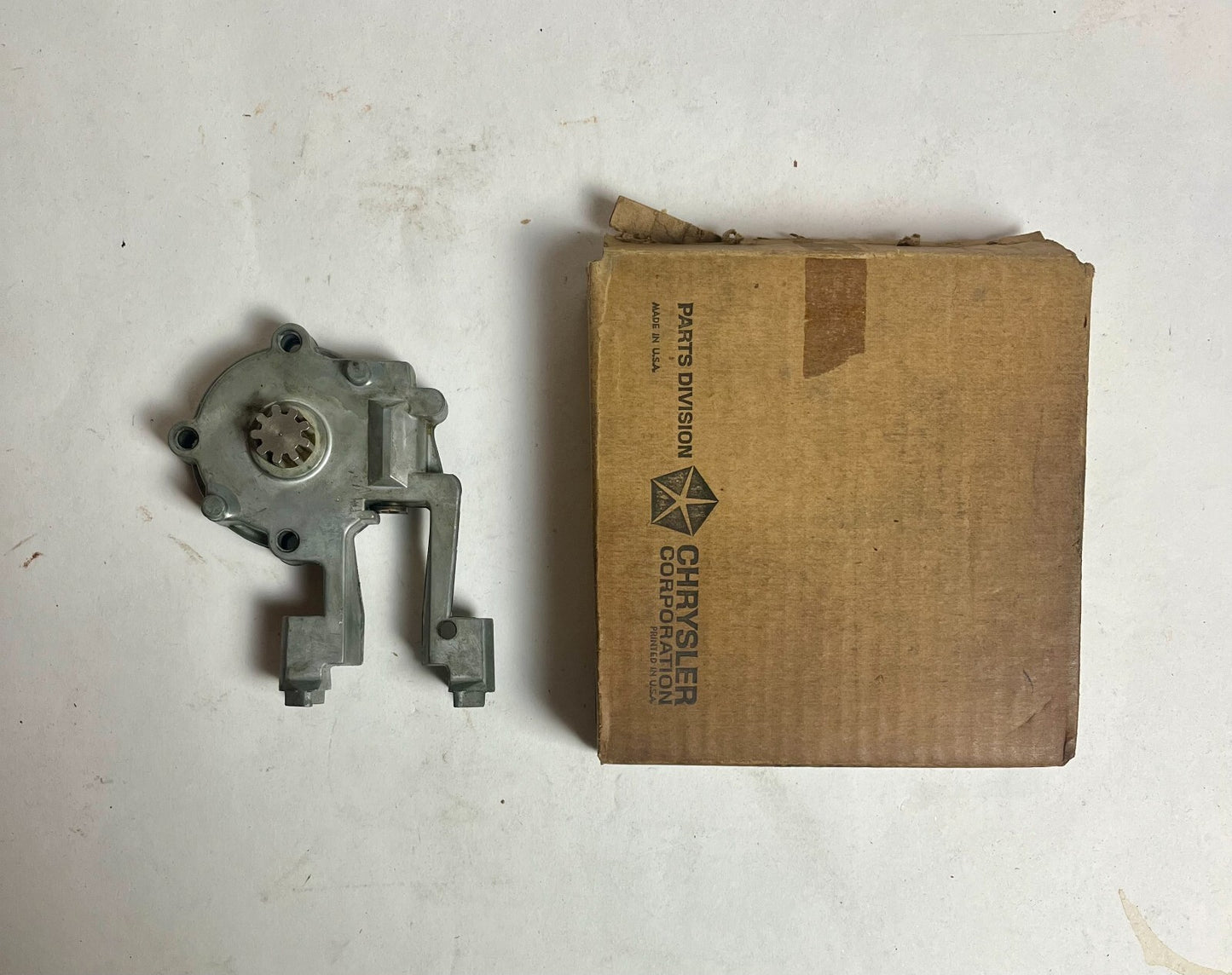NOS Mopar Tailgate Window Lift Mechanism 1961-6 Plymouth Dodge Chrysler #2188735