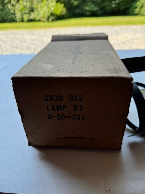 NOS right 1969 CHRYSLER IMPERIAL FRONT PARK/CORNERING LIGHT ASSY 2930912